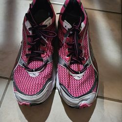 Woman's Puma Running Shoes Size 9
