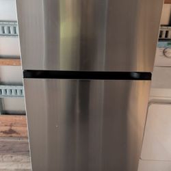 LG Refrigerator – BRAND NEW