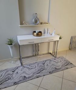 White gloss console
