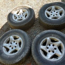 Toyota tundra 2001 wheels and tires