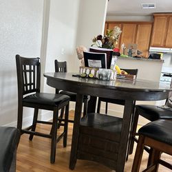 Dinning/Kitchen Table + 5 Chairs! 