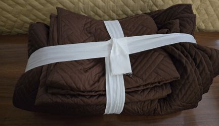 Very Gently Used, FULL -QUEEN Bed Spread With 2 Pillow Shams