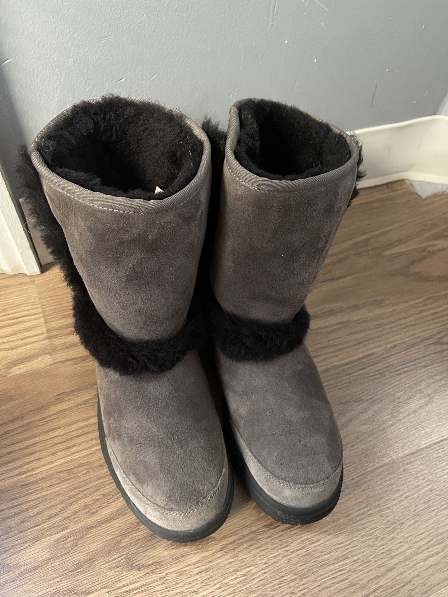 UGG Sunburst Short Grey/Black Shearling Boots