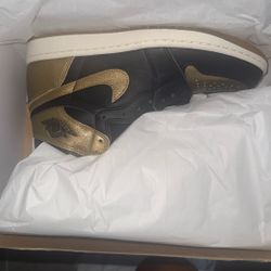 Retro Jordan 1 “ Black & Gold” Size 9.5 Mens