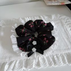 Black and white flower scrunchie 