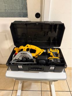 Kit Combinado de herramienta DeWalt de 18V Set Sierra Circular, un taladro/destornillador XRP y un cargador DeWalt 18V cordless power tool combo kit. 