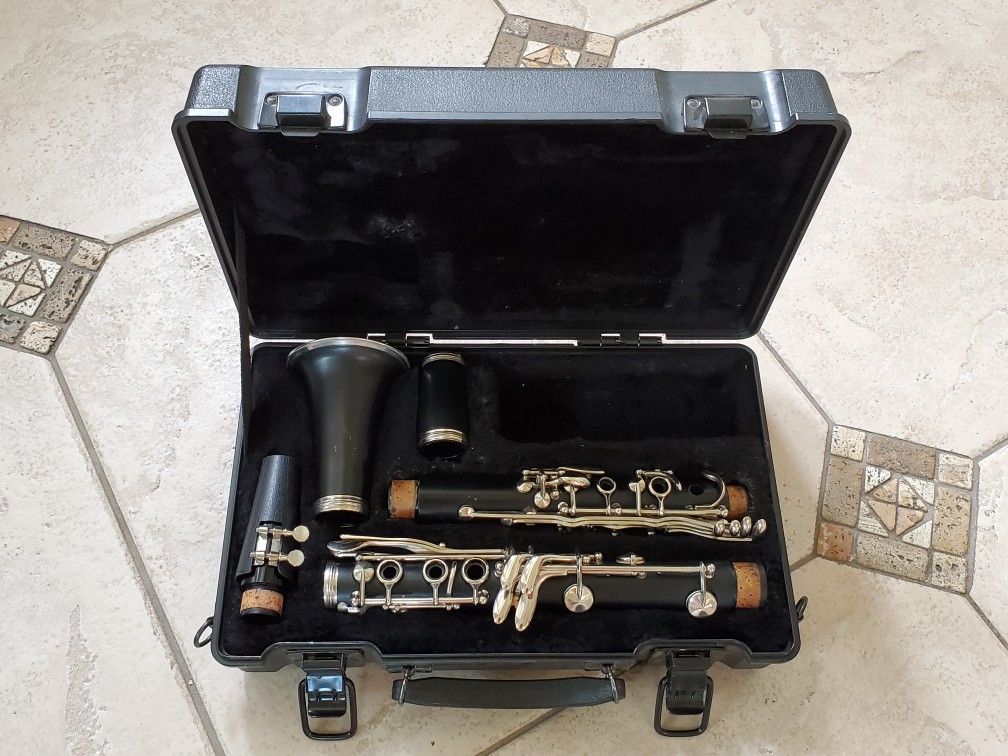 Artley Clarinet With Hard Plastic Case