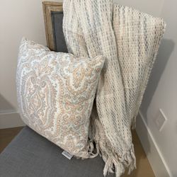 Throw Pillow And Blanket Set 