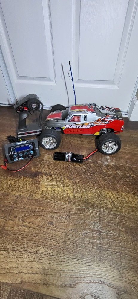 TRAXXAS RUSTLER 2WD, 2 Battery's & Charger