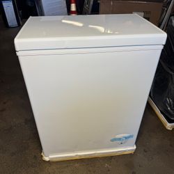 Chest Freezer 5.0 cu.ft Deep Freezer White Low Noise, Compact Freezer Top Door with Removable Basket, 7-grade