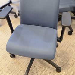 Office chairs 💺 metal gabinets and wood desks