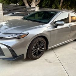 2025 Toyota Camry Hybrid SE 