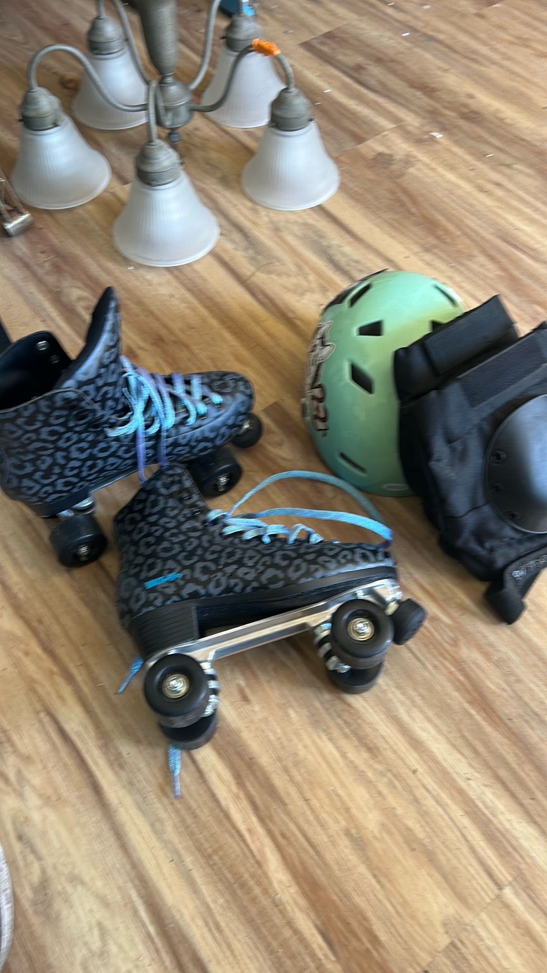 Rollerskate helmets and kneepad women’s size 9
