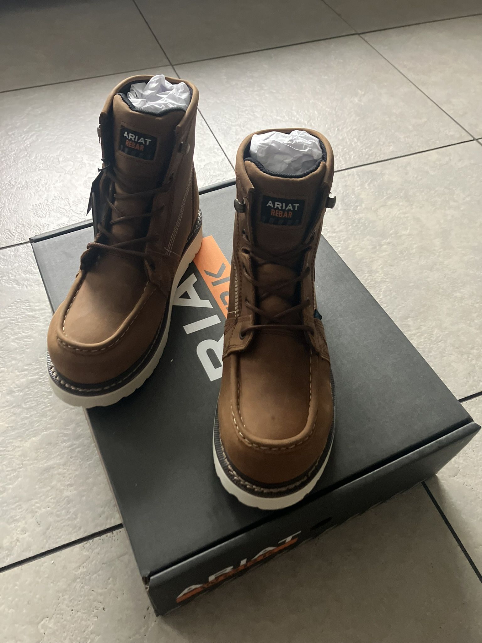 ARIAT WORK BOOTS 6.5. EE WIDE
