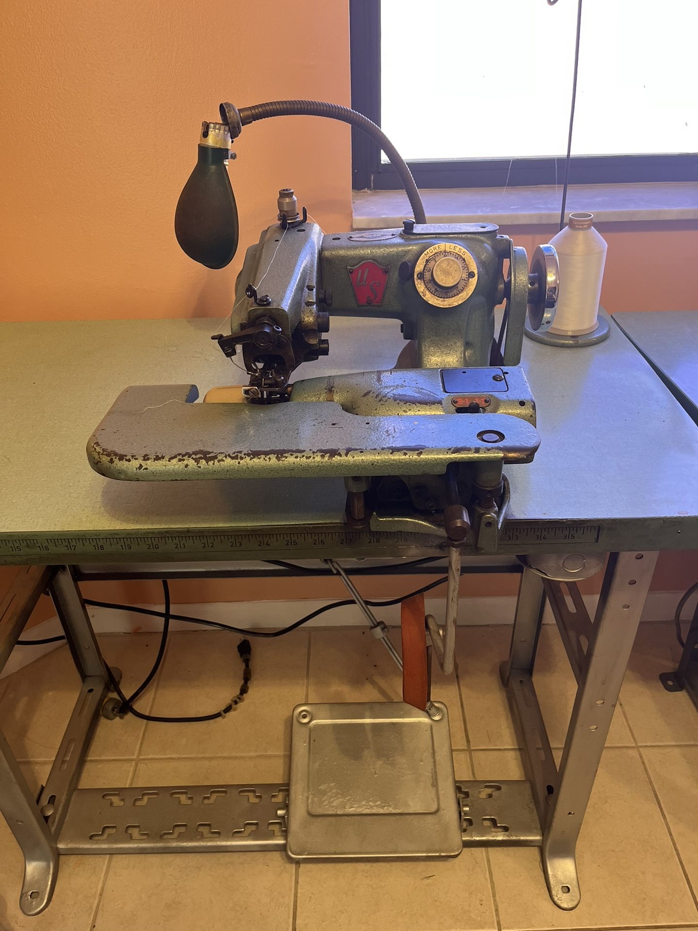 Commercial Blind Stitch Sewing Machine