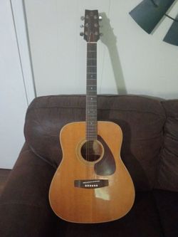 Vintage Yamaha fg-200 acoustic guitar