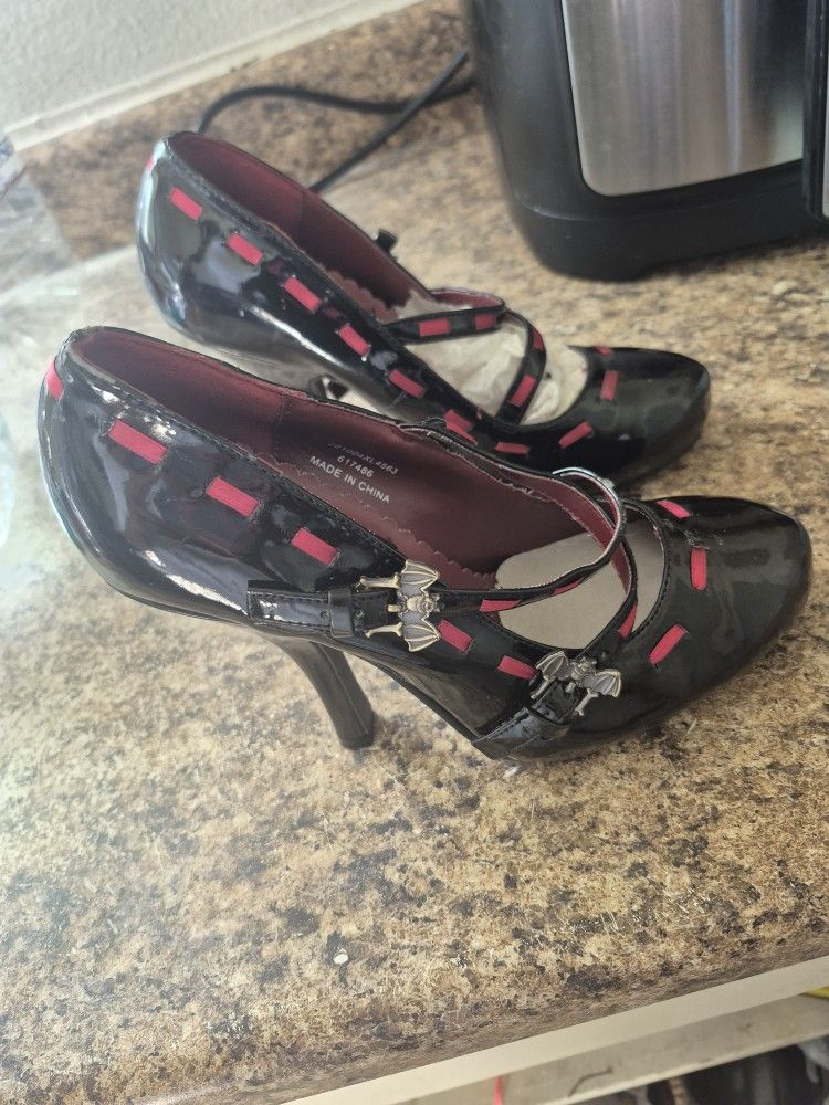 6/5 , 7 Mujer. Red Interior Black Exterior Heels.