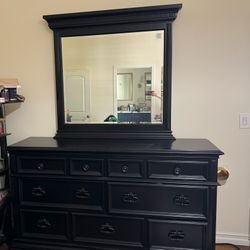 Dresser With Mirror