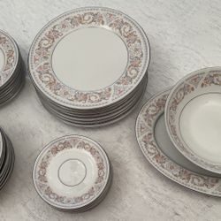 Brand New Fine China 34-Piece Set Service For 8