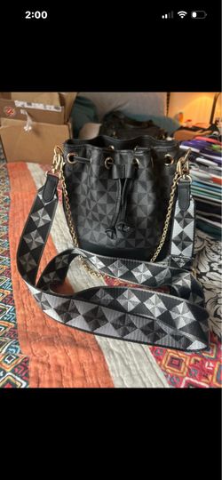 Bucket crossbody purse