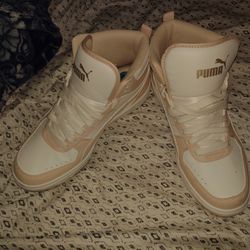 Women's Cream Pumas Shoes