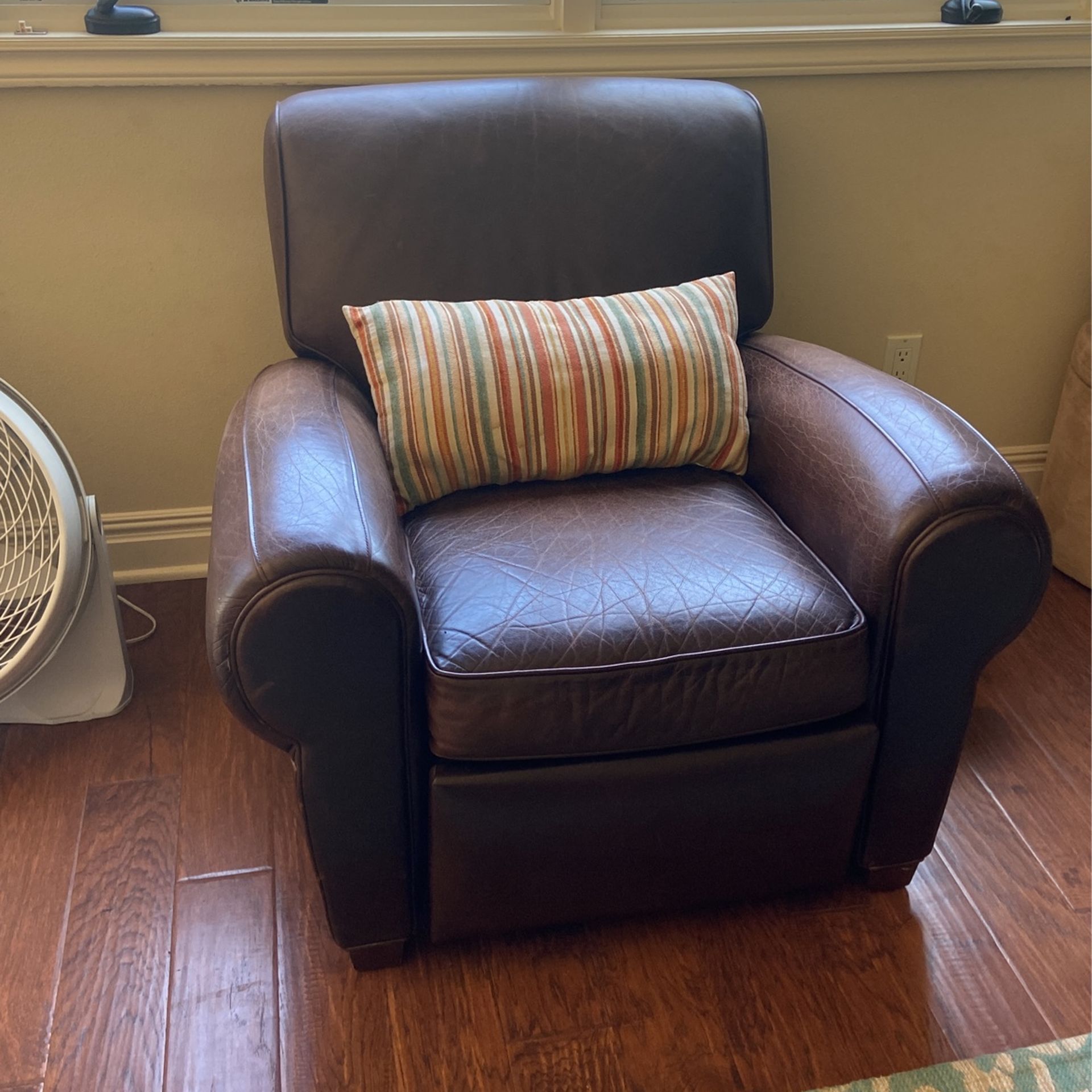 POTTERYBARN MANHATTAN LEATHER RECLINER