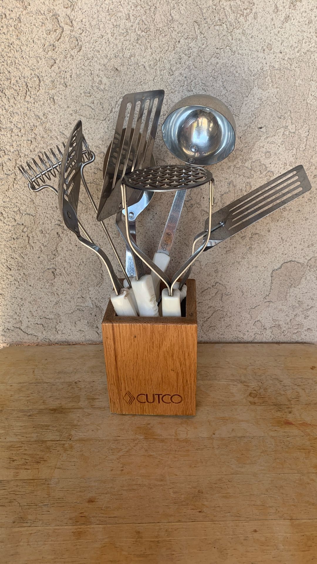 CUTCO COOKING UTENSILS , CHECK ALL PICTURES SEND NE A REASONABLE OFFER IF INTERESTED!