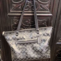 XL Coach Tote In Good Condition With Coach Coin Purse