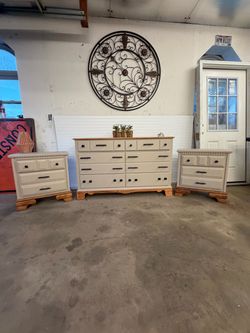 Bedroom dresser set