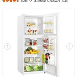 Magic Chef  Top freezer Refrigerator In White 