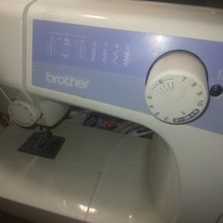 BROTHER  COMPACT LIGHTWEIGHT SEWING MACHINE