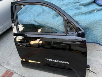 Right front door Toyota Tacoma 2023