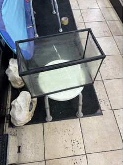 Glass Terrarium / Reptile Tank with Mesh Screen Top  (Small Crack)