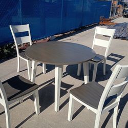 Nice Nice 4 Chair's And Table Like New 