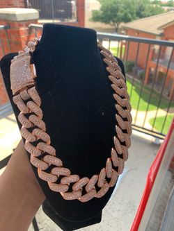 Iced out 22in heavy thick beautiful rose gold Cuban link chain
