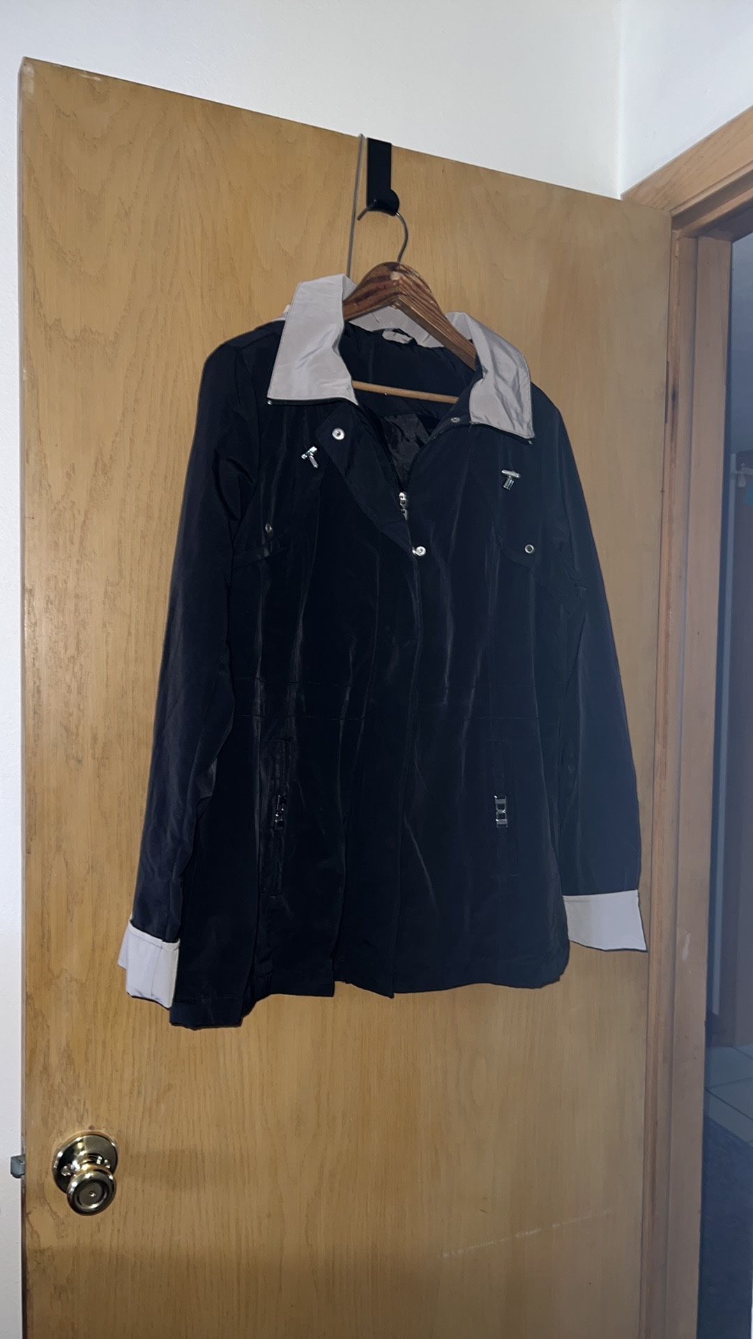 Woman’s Black Raincoat SIZE: LARGE (12-14)