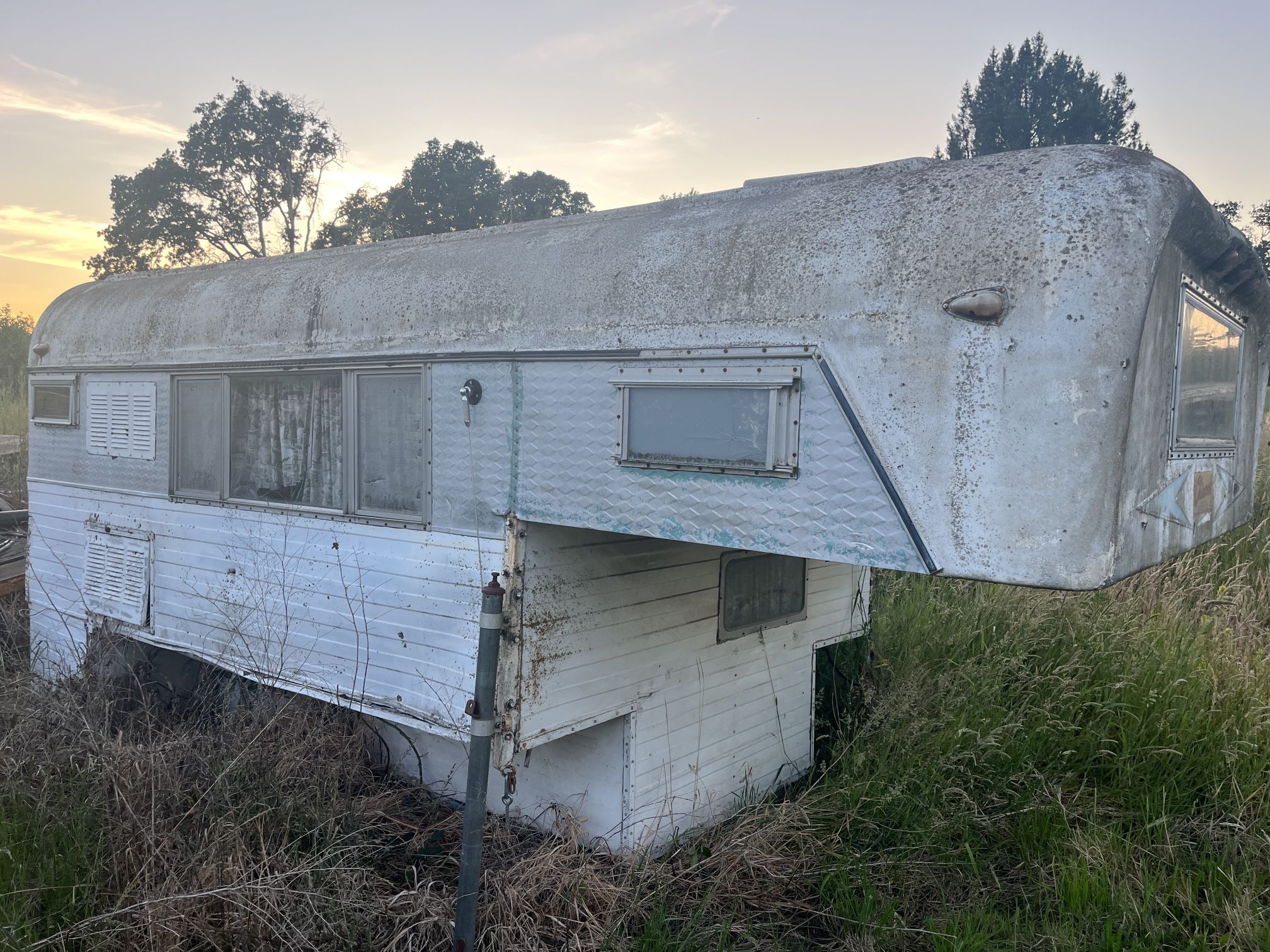 Chinook Full Size Retro Camper Fixer Upper