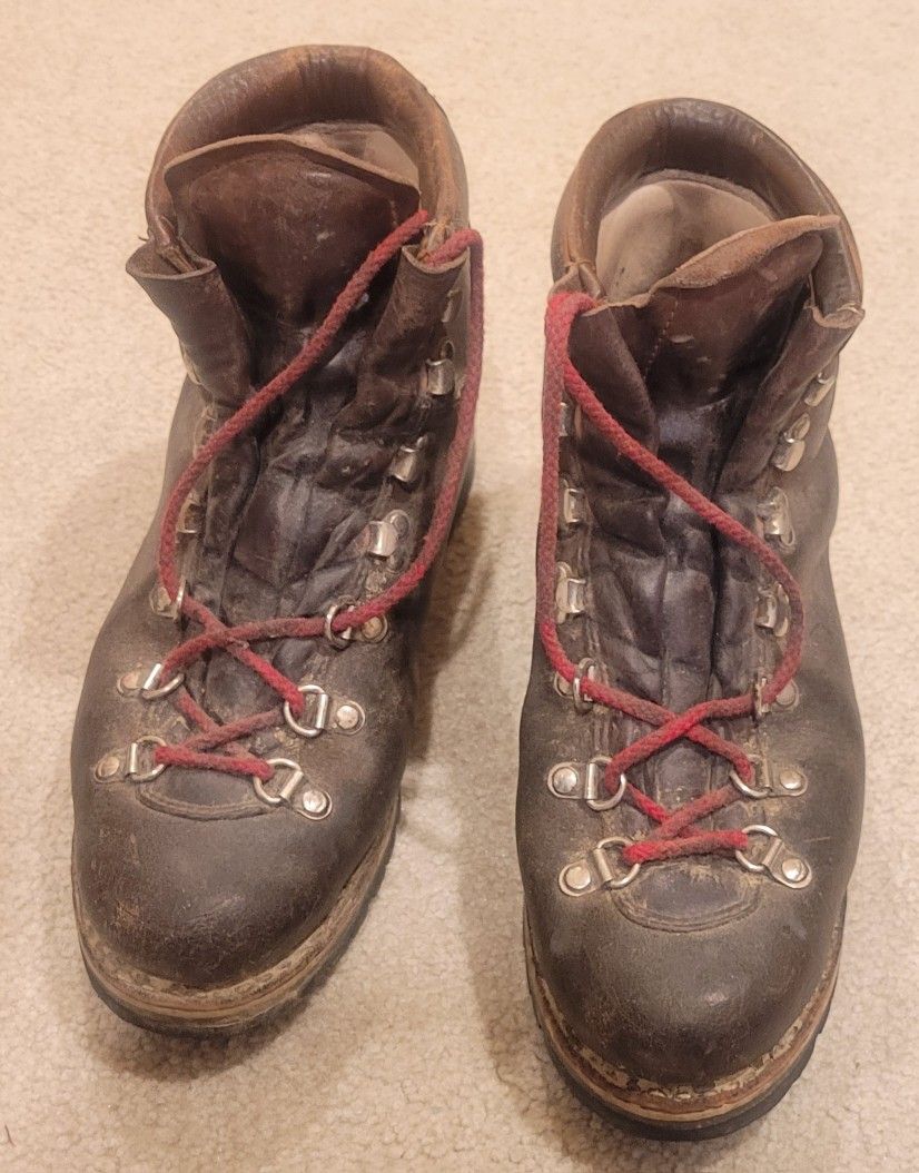 MEINDL WOMEN'S HIKING BOOTS. SIZE 9. In Mill Creek.