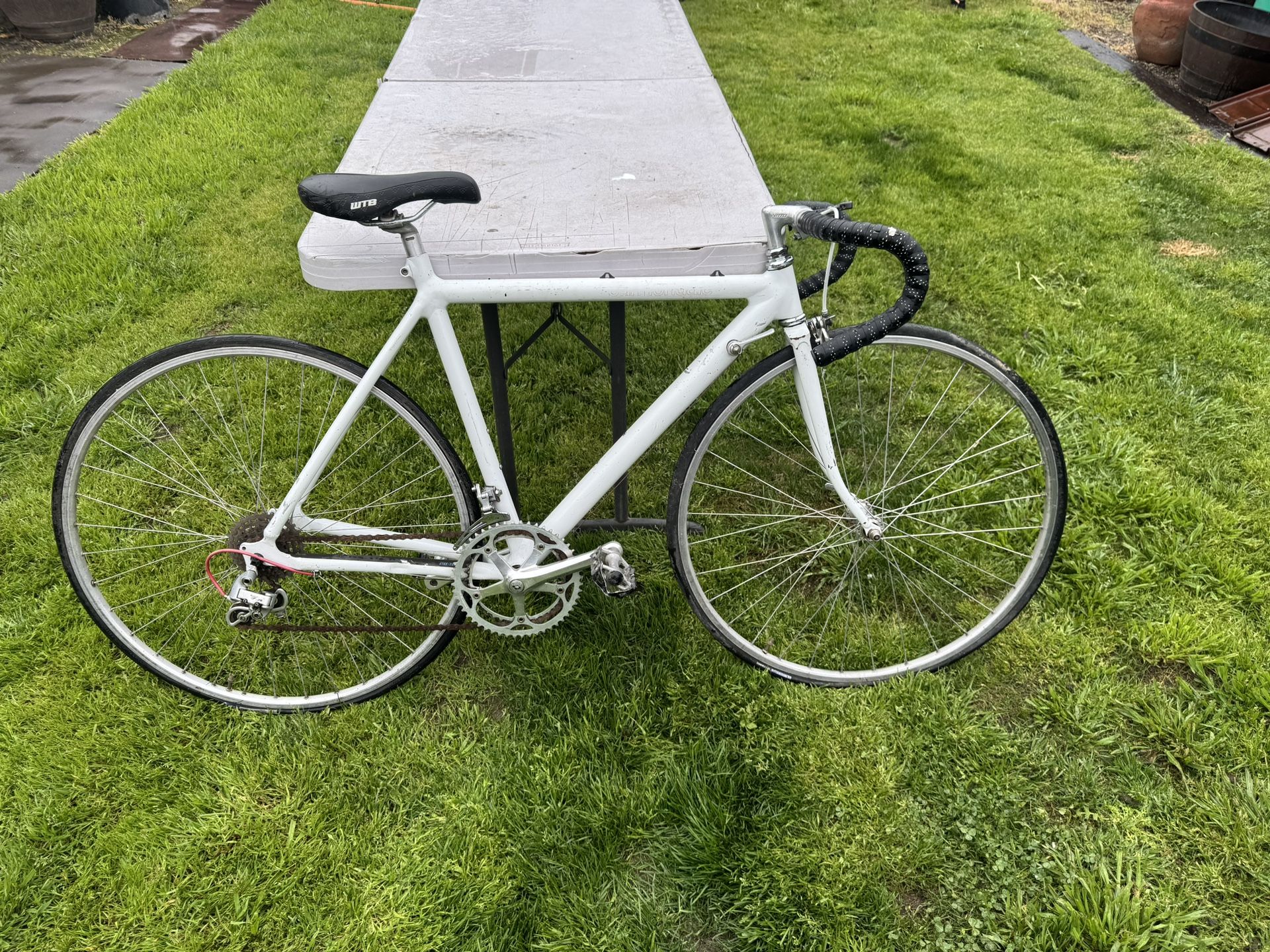 CANNONDALE ROAD BIKE/BICYCLE