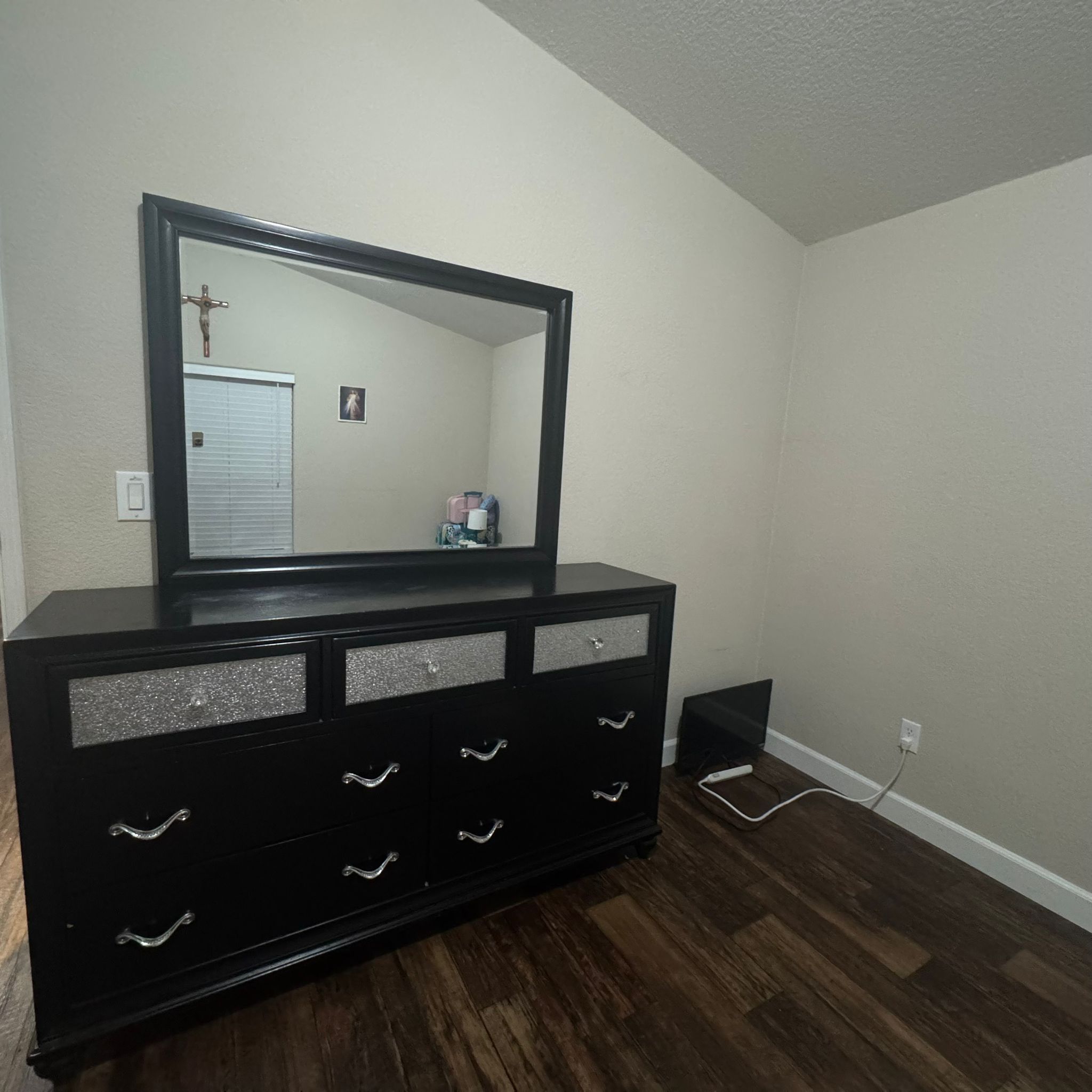 Dresser With Mirror