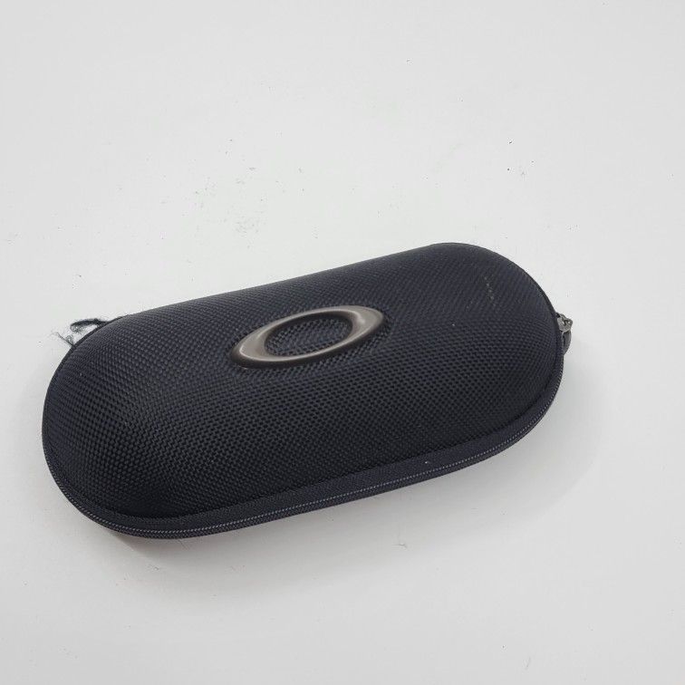 Oakley semi-soft black vault sunglasses eyeglasses case zipped. Case 
only. Pre-owned, good shape, please see photos for details. Would fit 
large siz