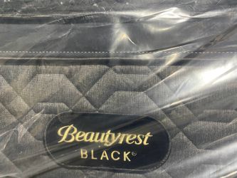 Mattrress Beautyrest black series 3 pillow top king size brandnew