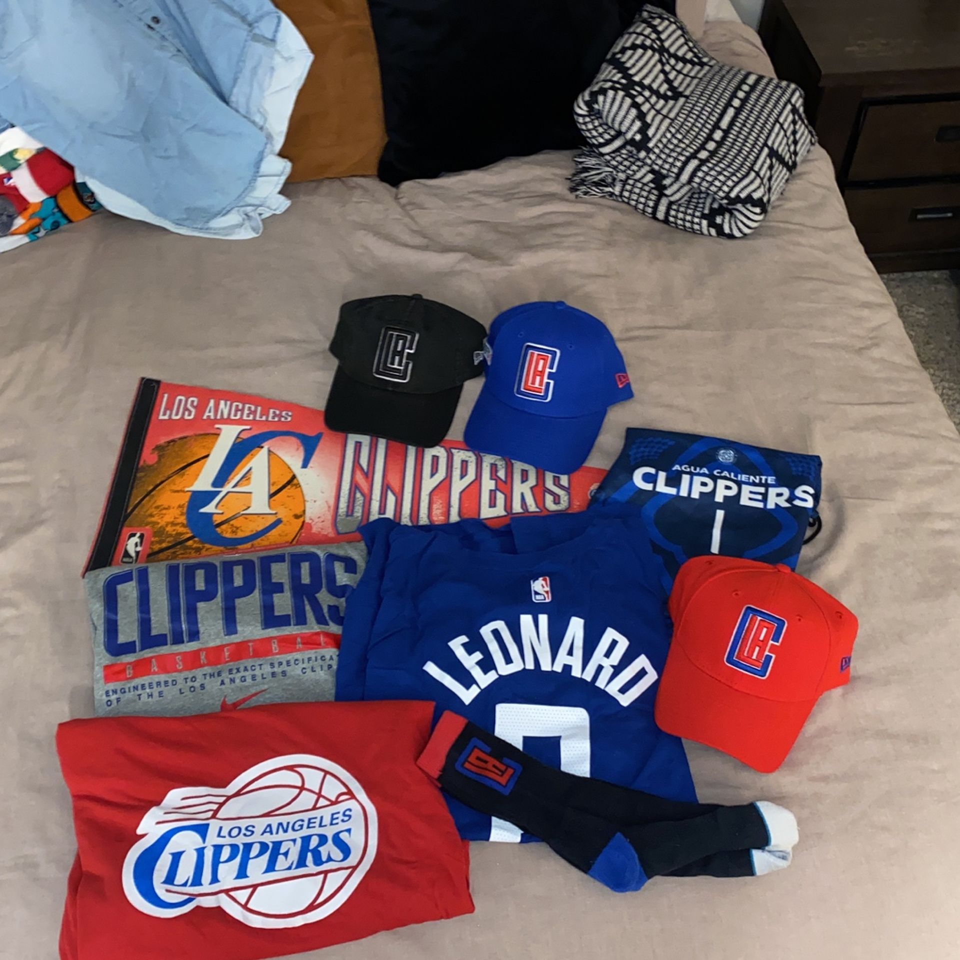 LOS ANGELES CLIPPERS BUNDLE 3 SHIRTS 1 PENNANT 3 HATS 1 STANCE SOCKS 1 BACKPACK (LOT OF 9)