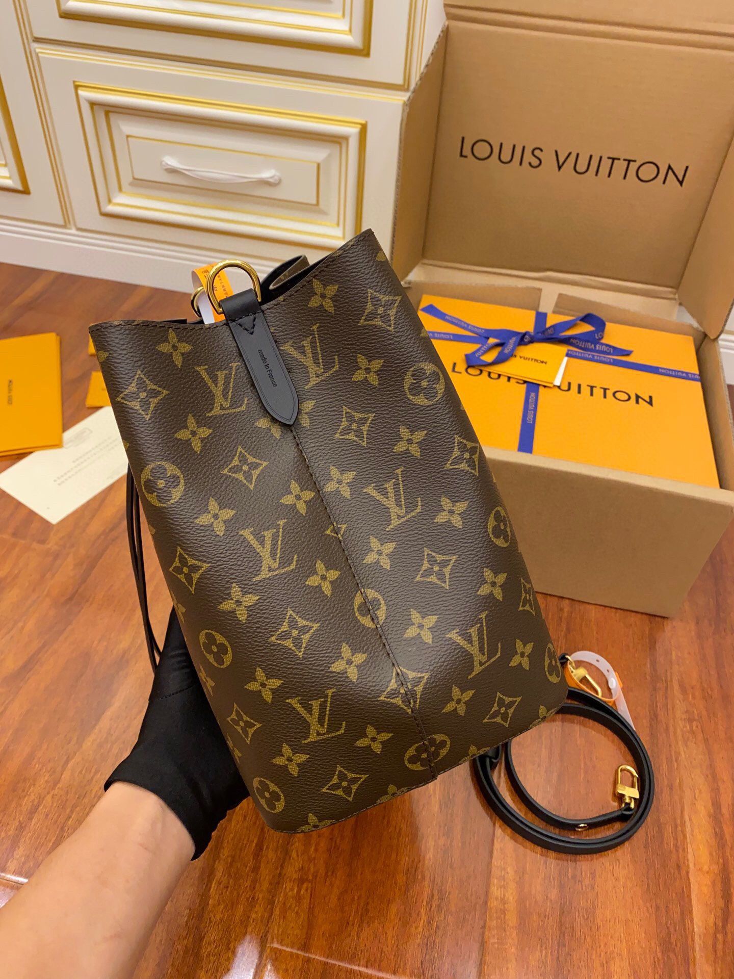 The beauty is coming! LV handbags are highlighted by colorful stitching, supported by metal chains, and super eye-catching with fashionable (off154)