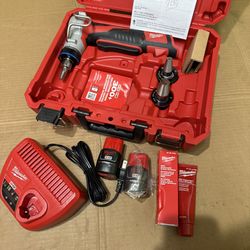 Milwaukee M12 12-Volt Lithium-Ion Cordless PEX Expansion Tool Kit with (2) 1.5 Ah Batteries, (3) Expansion Heads and Hard Case (New)