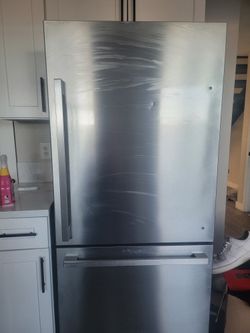Bottom FREEZER Refrigerator Less THAN 1 YEAR OF USE