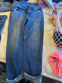 American Eagle Medium Wash Distressed Jeans