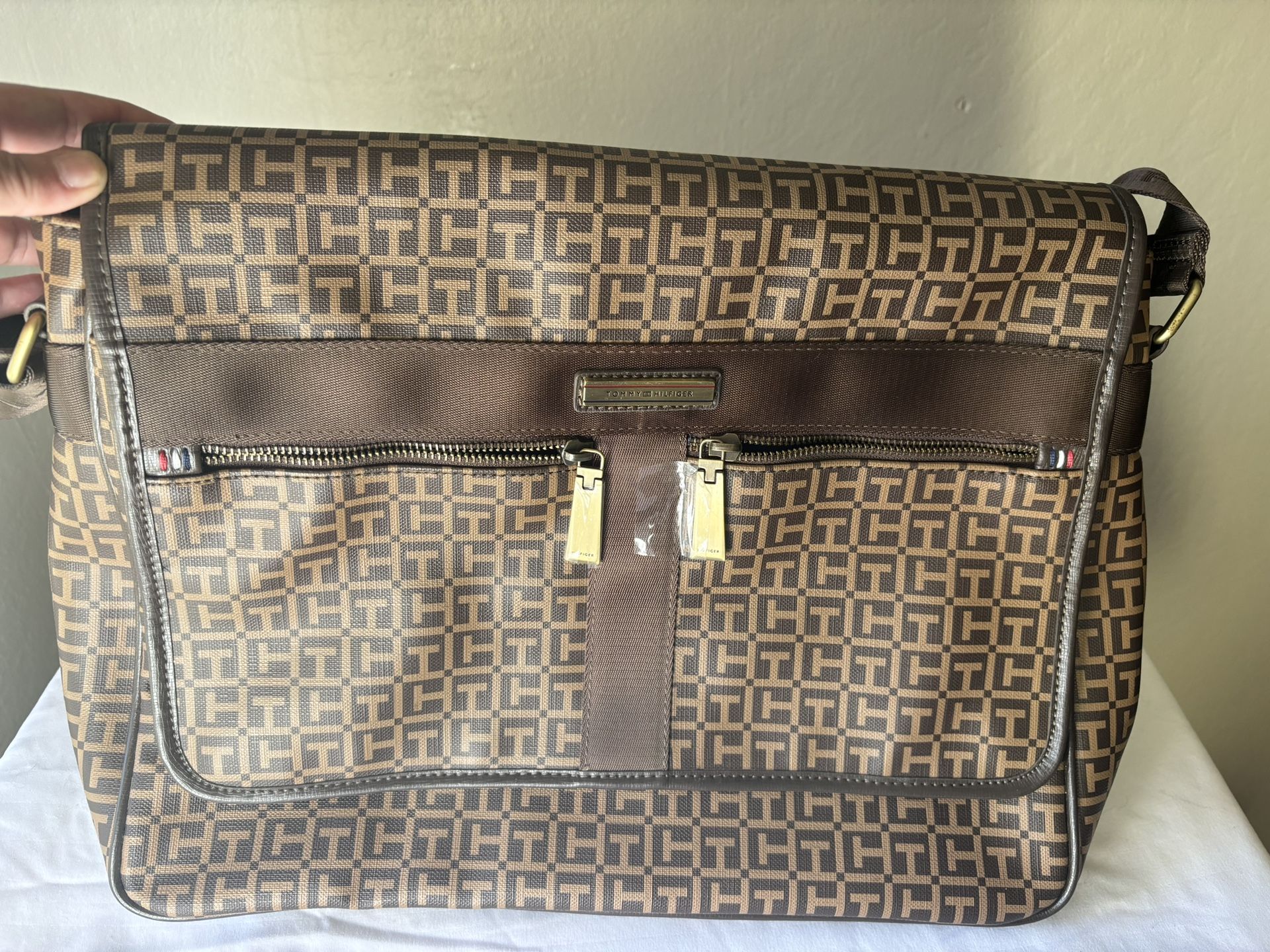 Tommy Hilfiger Signature Flap Messenger Bag