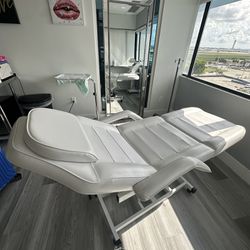 This beautiful Facial Beauty Bed is perfect for any Salon, Spa, Medical, Tattoo and Medspa