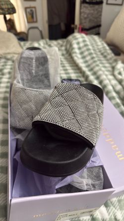 Flip -flops with stones
